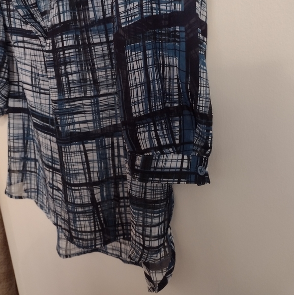 💕4 for $30💕 Lightweight sheer Hi-Lo blouse - Picture 4 of 4